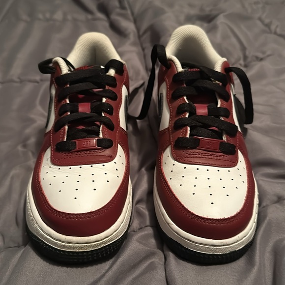 Red and white Air Forces minor crease on the right shoe - Picture 3 of 5